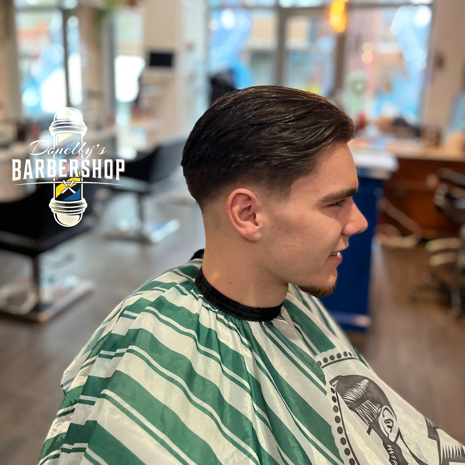 Zijaanzicht van een slick back met een lage taper fade