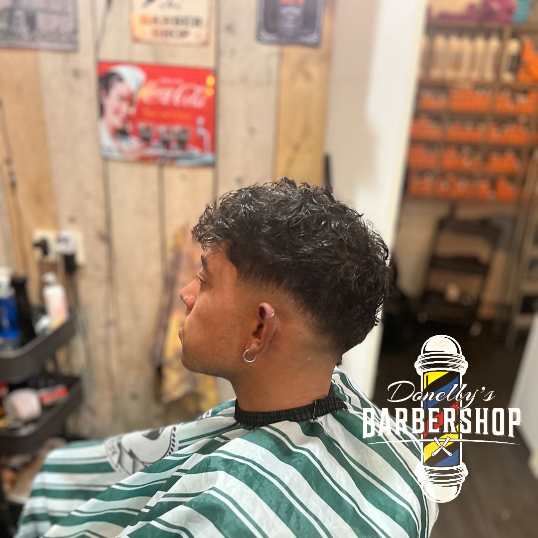 Krullende crop met een lage fade, van opzij