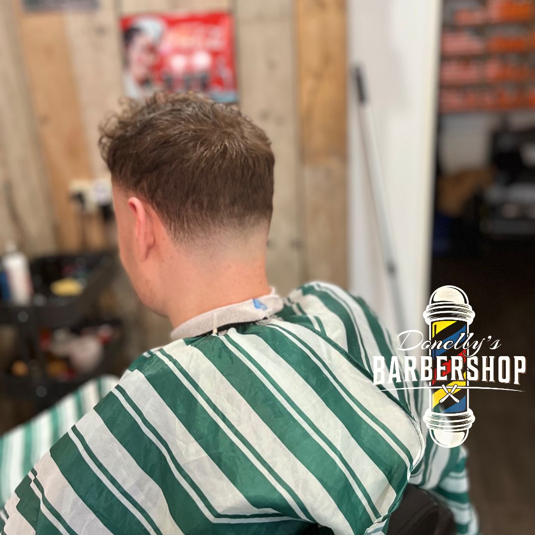 Korte getextureerde coupe met fade, van achteren