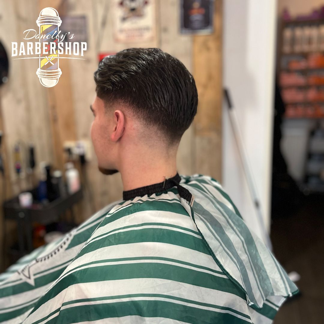 Donkere slick back met taper, van opzij